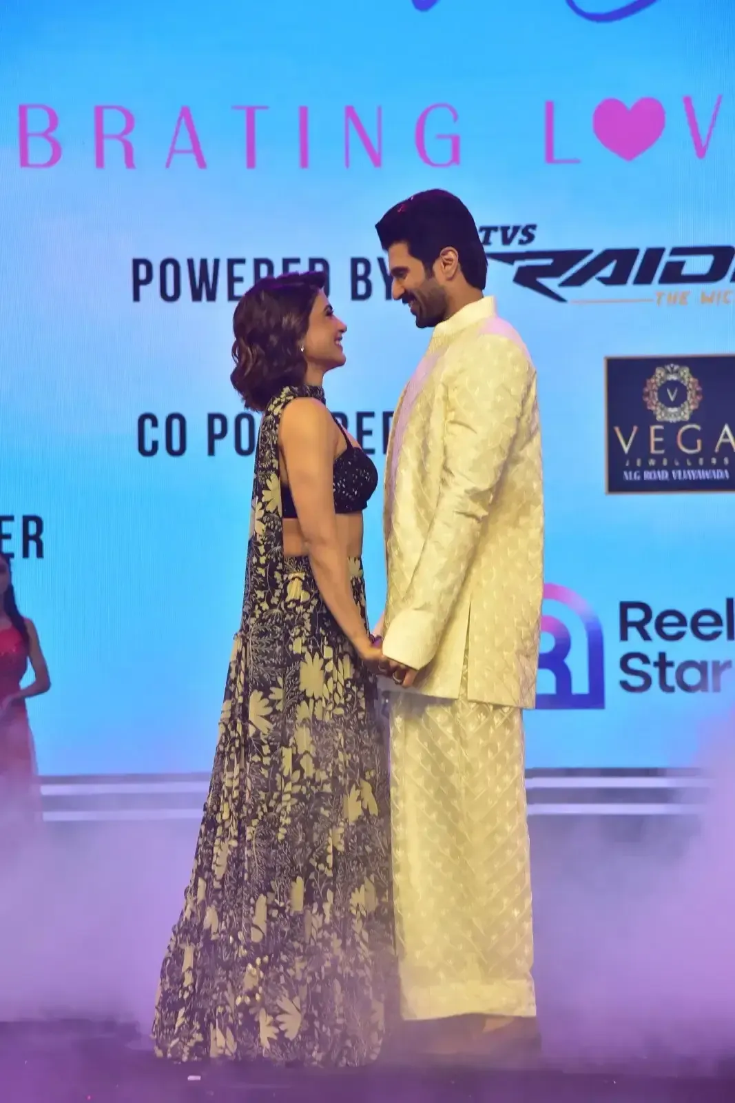 VIJAY DEVARAKONDA SAMANTHA IN KUSHI MUSICAL CONCERT 13